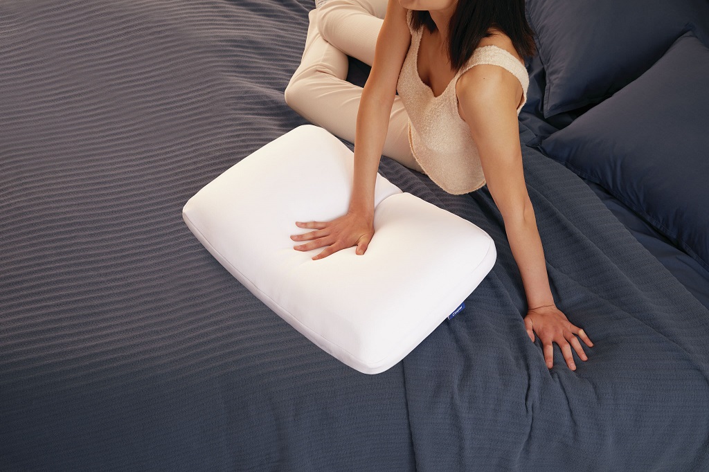 https://casperblog.imgix.net/wp-content/uploads/2023/01/12-Tips-to-Sleep-Correctly-with-Your-Pillow.jpg?auto=format